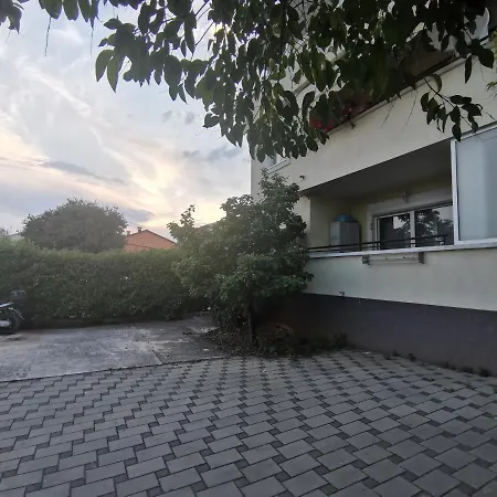 Nice Sunny 아파트 풀라